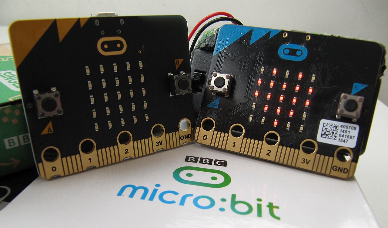 1280px-Micro-bit_v1_&_v2.JPG