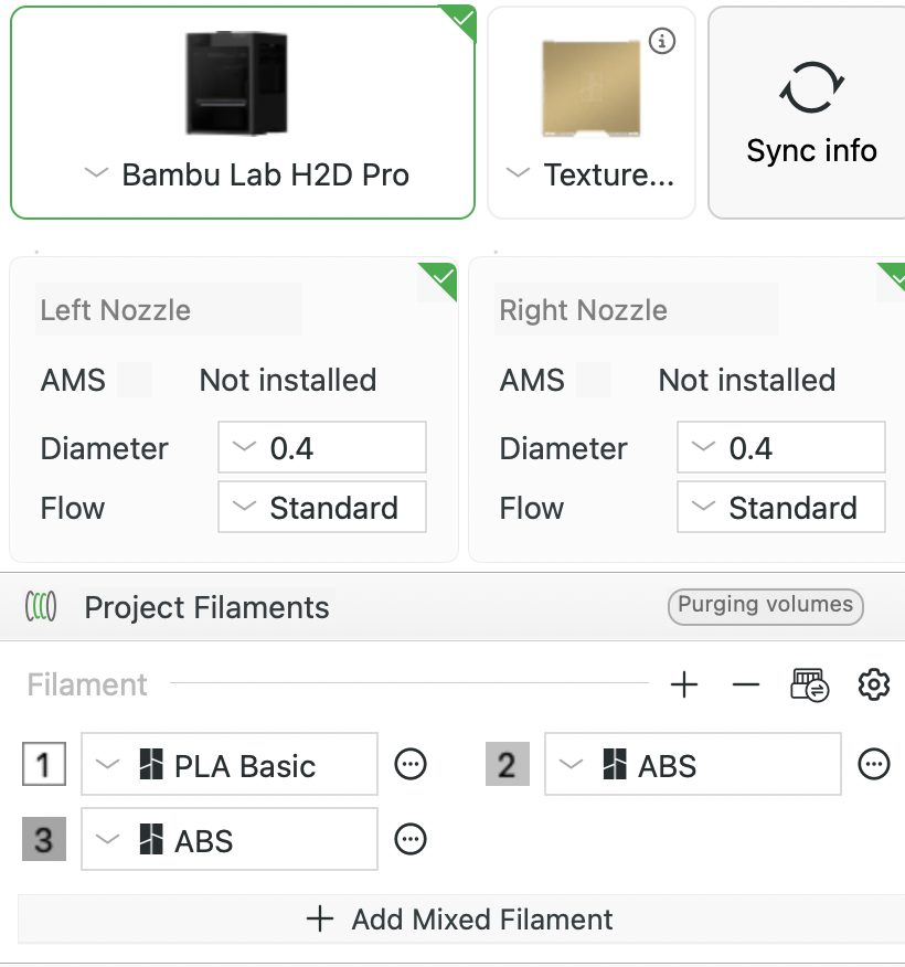 Oben links: Drucker (Bambu Lab H2D Pro), Druckplatte (Texture…), Düsen (0.4) und der Knopf „Sync info“