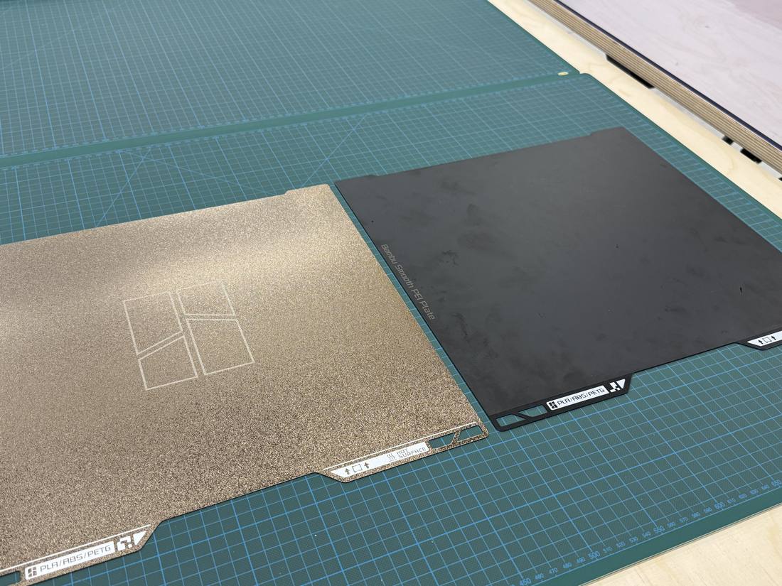 Links die Textured PEI (strukturiert), rechts die Smooth PEI (glatt)